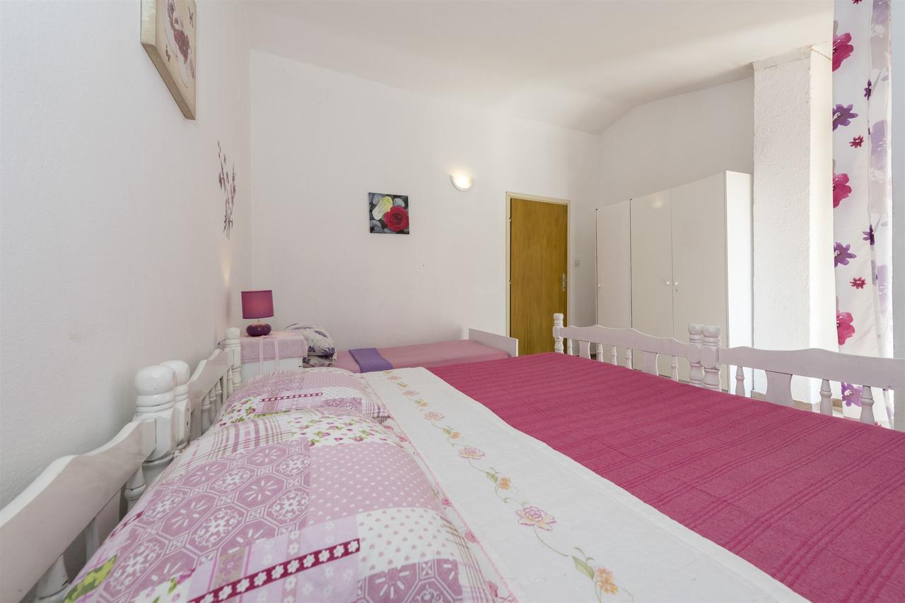 Apartments And Rooms Dragica Starigrad Paklenica Extérieur photo